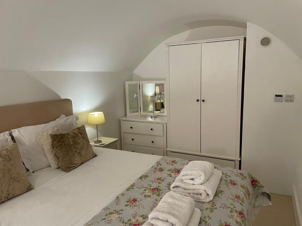 Beautiful 3 Bed Basement Flat With Garden Appartement Bath Buitenkant foto